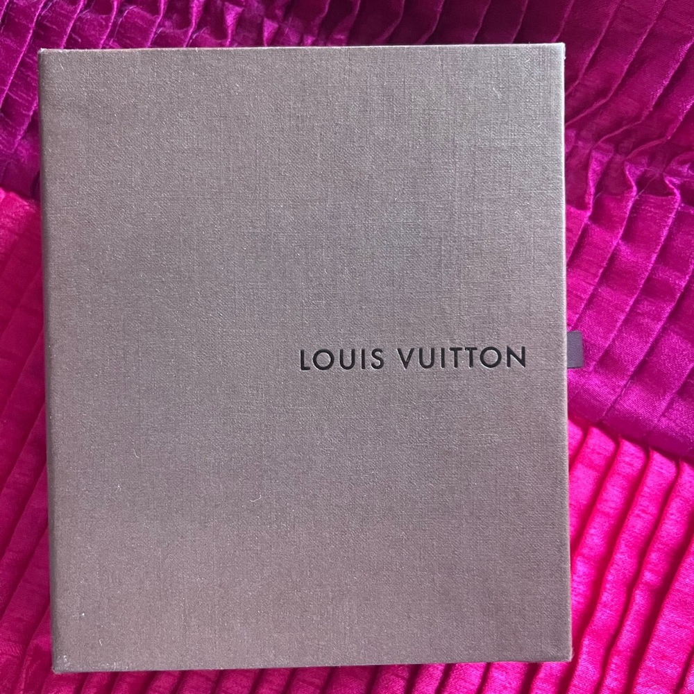 Louis Vuitton wallet box & dustbag.